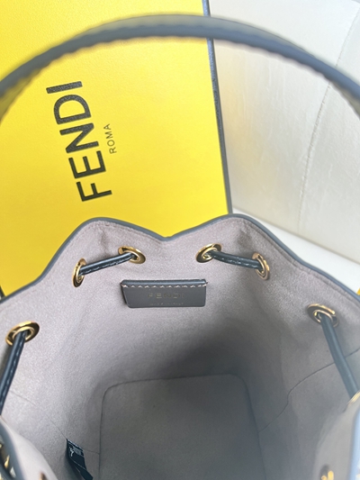 フェンディバッグ着用イメージ